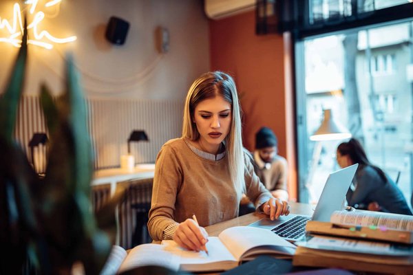 Comment brûler plus de calories tout en travaillant